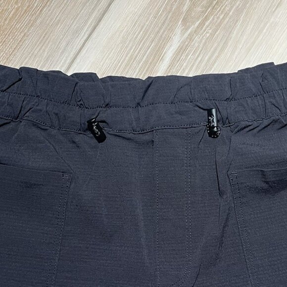 NWT Athleta Black Trekkie Paper Bag Shorts - Size 6 - Picture 4 of 15